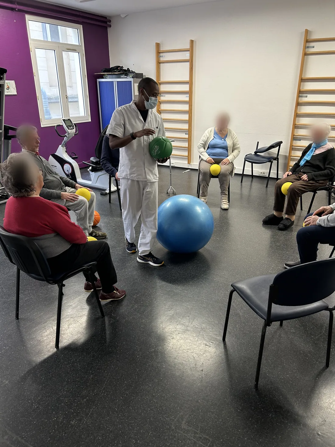Séance collective d'activité physique adaptée encadrée par Xavier Amlon en centre de soins