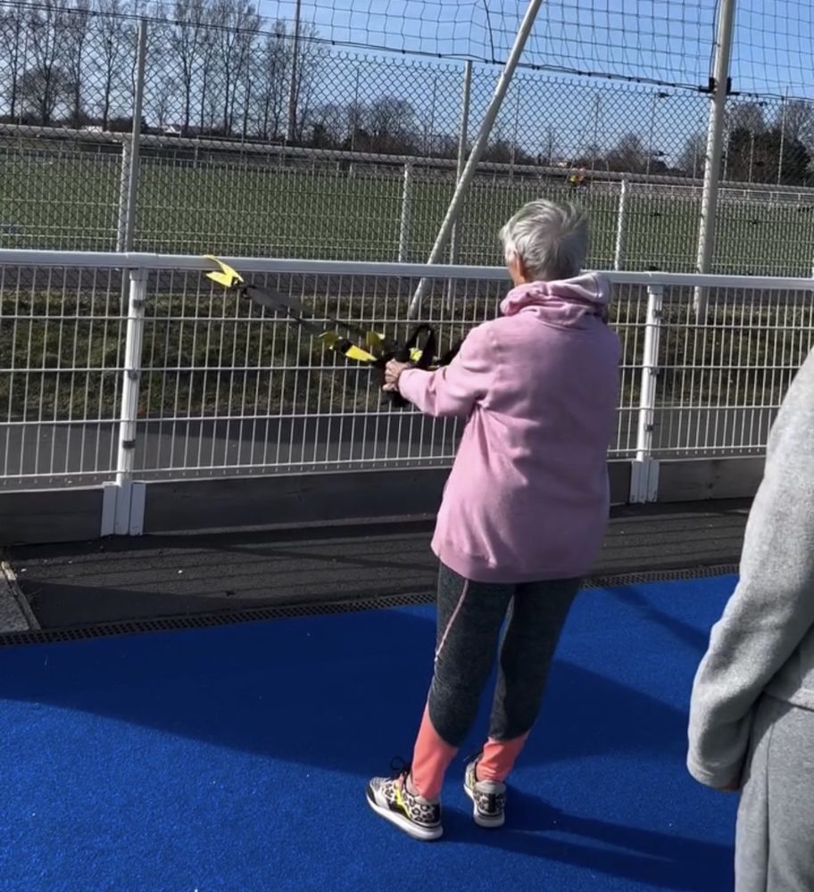 Entraînement en suspension TRX en extérieur - séniors